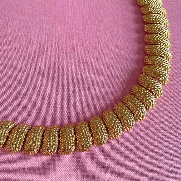Vintage NAPIER 80s Gold Tone Textured Link Choker Designer Necklace - Picture 6 of 9